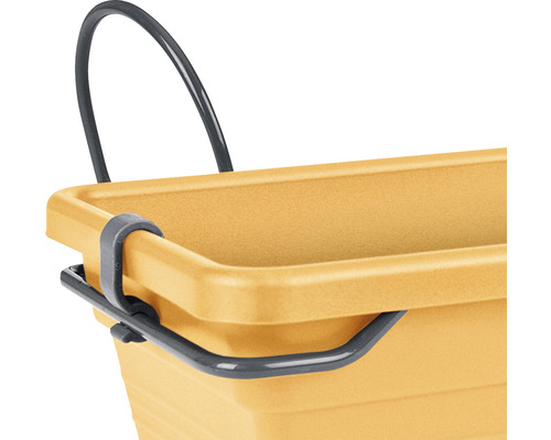 Detailansicht eines gelben Putzeimers mit grauem Henkel