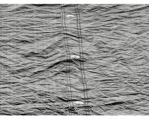 Detailansicht einer grauen Plane mit Druckknöpfen