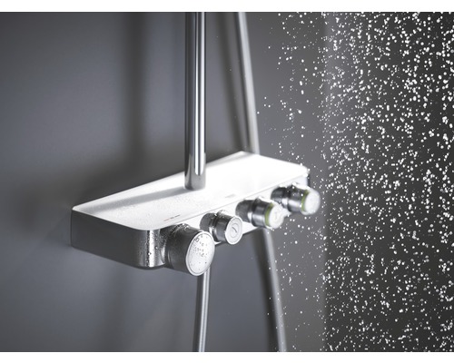 Aufnahme einer Duscharmatur mit Bedienelementen und Wasserstrahl