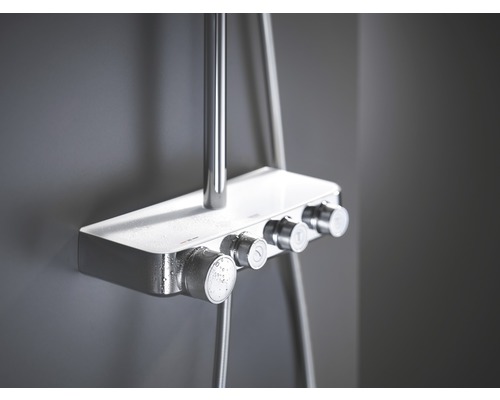 Brausethermostat mit Bedienelementen an einer Duschstange