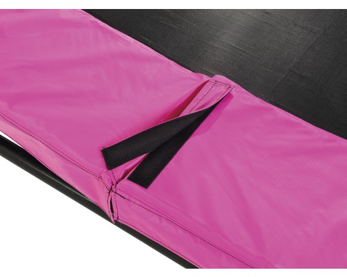 Gros plan d''un coussin de protection de trampoline avec des bandes de fixation