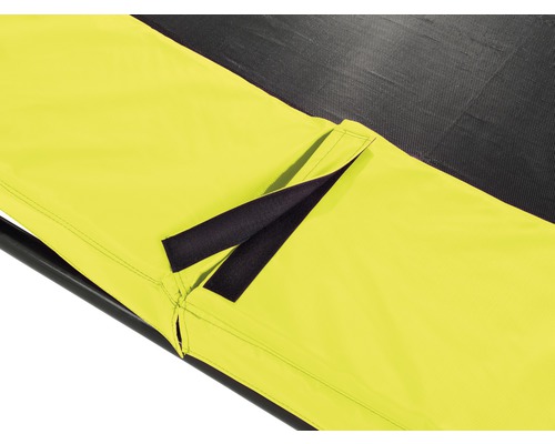 Gros plan sur une couverture de trampoline avec fermeture velcro