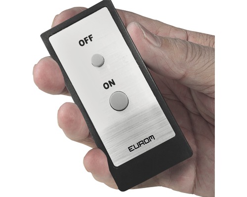 Eine Hand hält eine Fernbedienung mit Ein- und Ausschaltknopf der Marke Eurom.