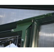 Detailaufnahme eines Gewächshausrahmens mit Befestigungselementen und Platten