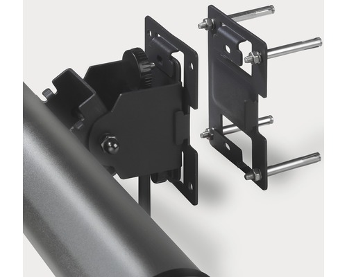 Detailansicht einer Markisenhalterung zur Wandmontage mit Schrauben