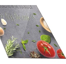 Planche de cuisine décorative avec tomates, herbes et épices