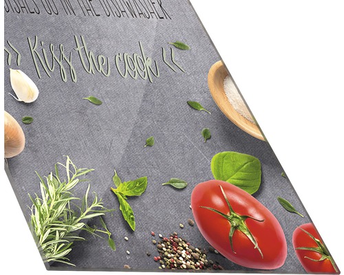 Planche de cuisine décorative avec tomates, herbes et épices