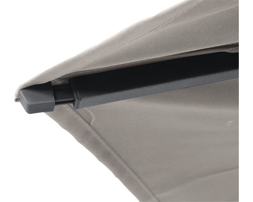 Detailansicht einer Markise mit schwarzem Gestell und beigem Stoff