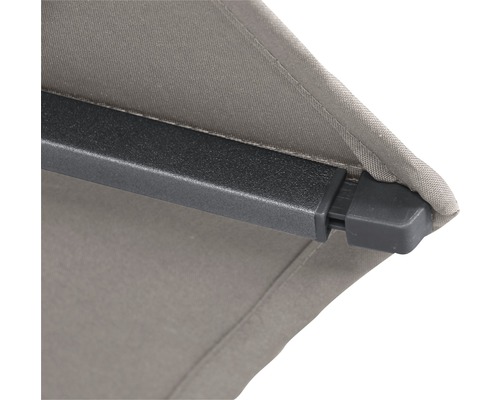 Detailansicht einer Markise mit Stoff und Metallrahmen