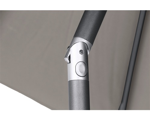 Detailaufnahme eines Sonnenschirms mit Fokus auf Gelenk und Gestänge