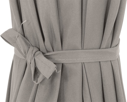 Grauer Vorhang mit Stoffband gebunden