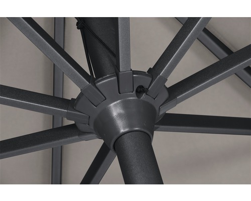 Detailaufnahme des Gestells eines Sonnenschirms
