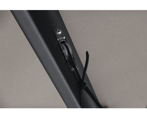 Detailaufnahme eines Rollo-Zugmechanismus an einem Sonnensegel