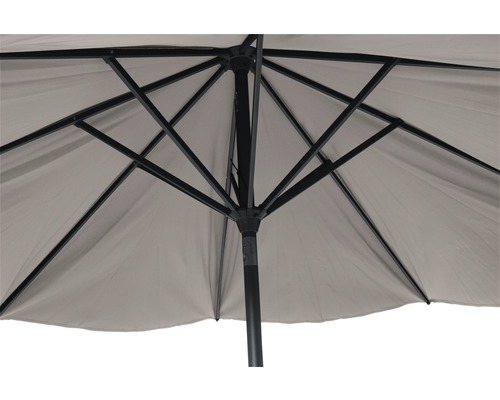 Detailansicht eines geöffneten Sonnenschirms mit Gestell