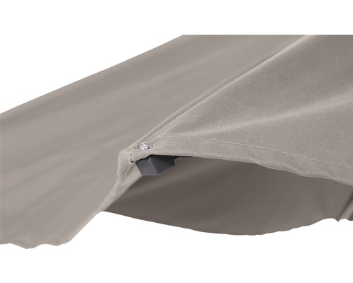 Detailaufnahme eines Sonnenschirms mit Stoffbespannung und Befestigung