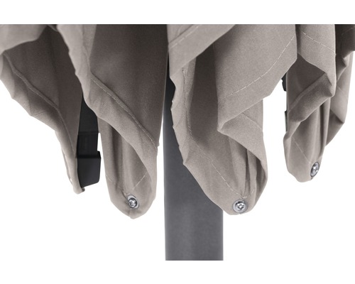 Detailansicht eines Sonnenschirms mit Stoffbahnen und Befestigungsknöpfen