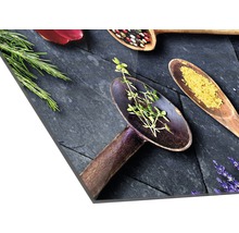 Image de cuisine décorative avec des herbes et des épices dans des cuillères en bois sur une plaque d''ardoise