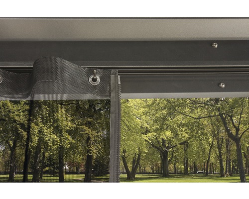 Detailansicht eines Pavillons mit Moskitonetz