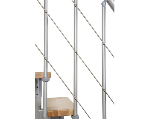 Détail d''un escalier en colimaçon avec garde-corps en métal et marches en bois