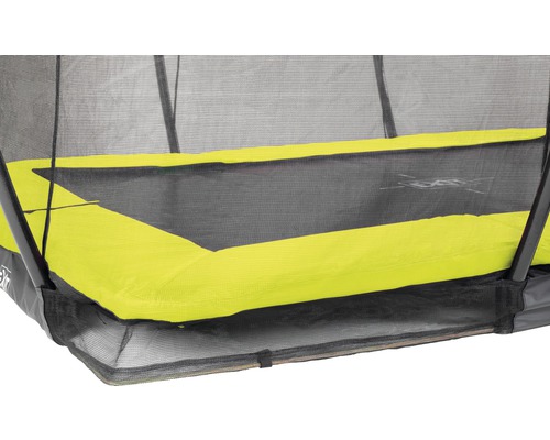 Vue détaillée d''un trampoline avec filet de sécurité