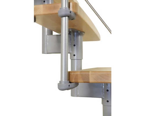 Détail d''un escalier en colimaçon avec marches en bois et structure métallique