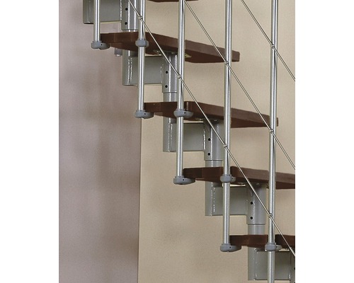 Detailansicht einer Wendeltreppe mit Holzstufen und Metallgeländer