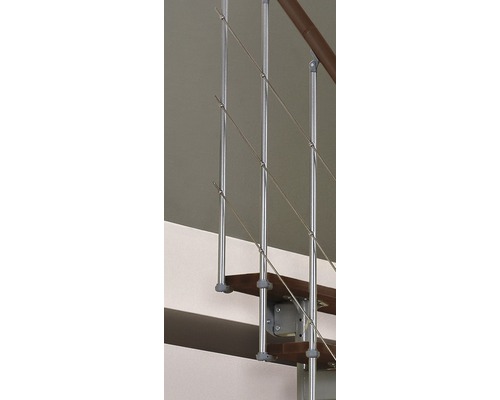 Detailansicht eines Treppengeländers mit Edelstahlseilen und Metallpfosten