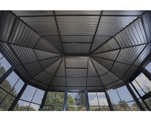 Blick auf das Dach eines Pavillons mit Metallkonstruktion und Fenstern.