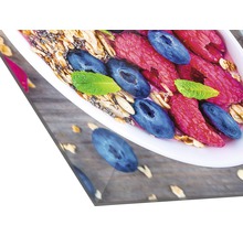 Gros plan d''un bol de muesli, framboises, myrtilles et menthe sur une table en bois