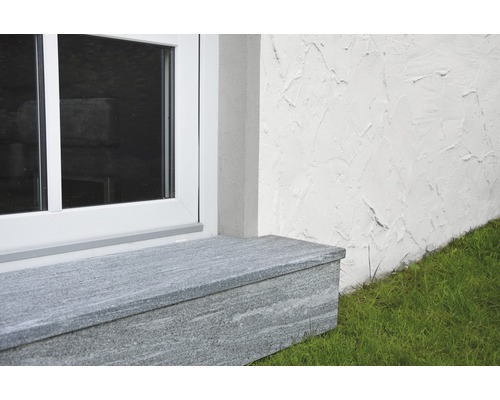 Detailansicht eines Fensters mit Fensterbank aus Granit