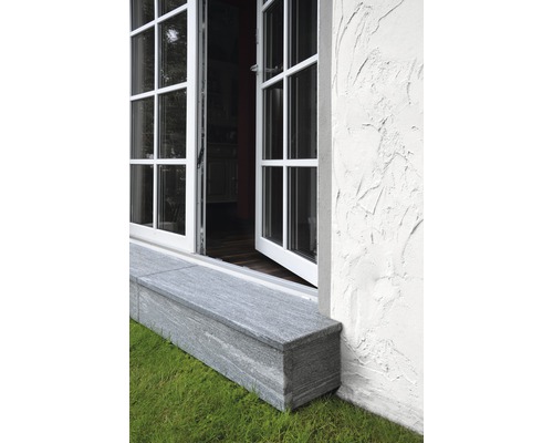 Geöffnetes Fenster mit Fensterbank aus Granit