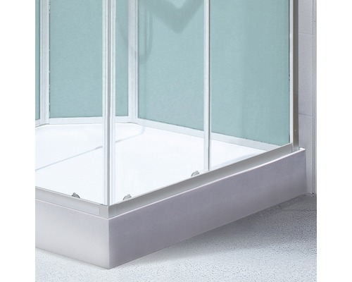 Eckdusche mit Glasabtrennung und Duschwanne