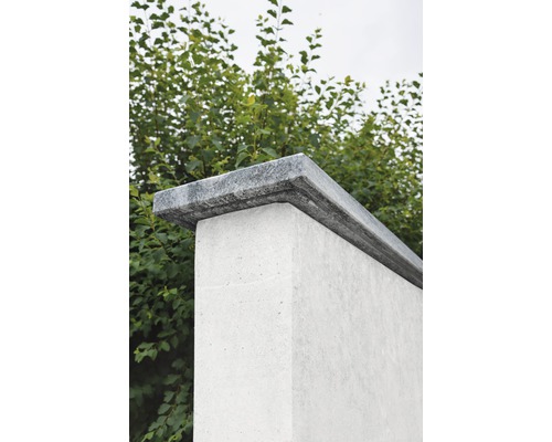 Betonmauer mit Mauerabdeckung