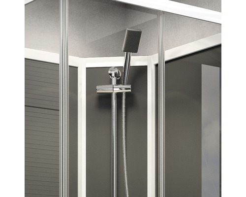 Robinet de douche avec flexible et pommeau dans cabine de douche