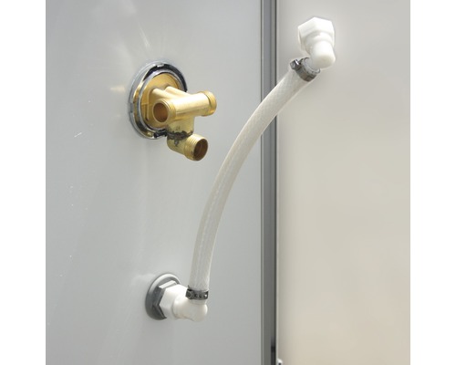 Raccordements d''eau et tuyau de raccordement dans une cabine de douche.