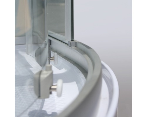 Détail d''une cabine de douche avec parois en verre et système de porte coulissante
