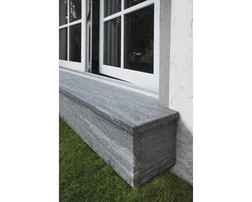 Fensterbank aus Granit unter einem Fenster