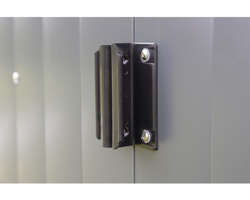 Detailansicht einer Gerätehaus-Tür mit Griff und Schrauben