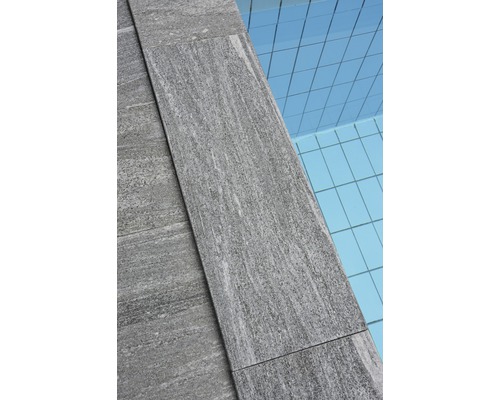 Graue Natursteinfliesen an einer Fassade