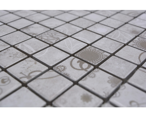 Gros plan de carreaux de mosaïque carrés avec motif