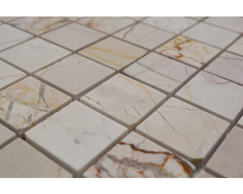 Nahaufnahme von quadratischen Mosaikfliesen aus Marmor