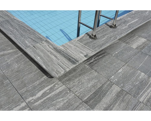 Schwimmbad mit Beckenrandsteinen und Bodenplatten aus Naturstein