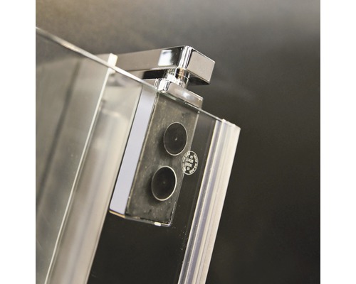 Détail d''une cabine de douche avec fermeture magnétique et ferrures chromées