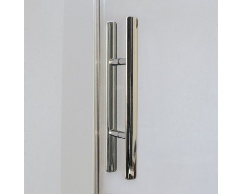 Poignée métallique sur une cabine de douche