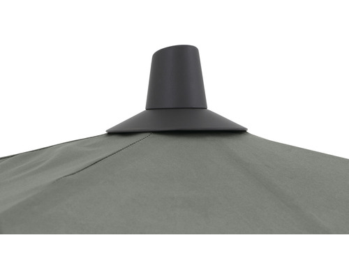 Detailaufnahme eines Gartenschirms mit Stoffbezug und Aufsatz