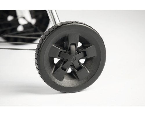 Roue d''un chariot de transport avec le logo Weber au centre