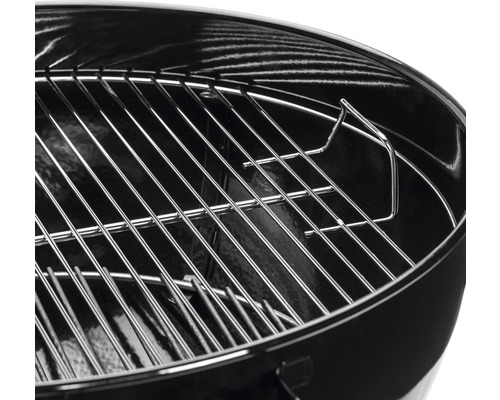 Vue détaillée d''un barbecue boule avec grille