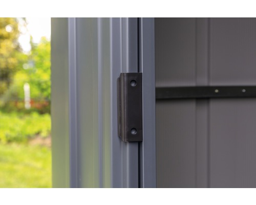 Detailansicht eines Türscharniers an einem Metallgartenhaus