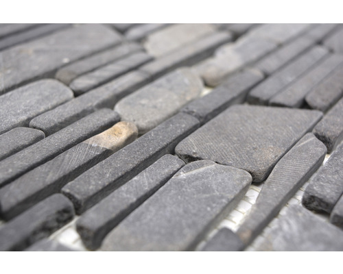 Nahaufnahme von Mosaikfliesen aus Naturstein