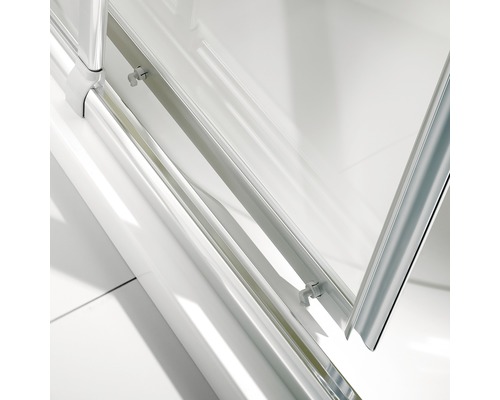 Detail einer Duschkabine mit transparentem Glas und silberfarbenen Beschlägen
